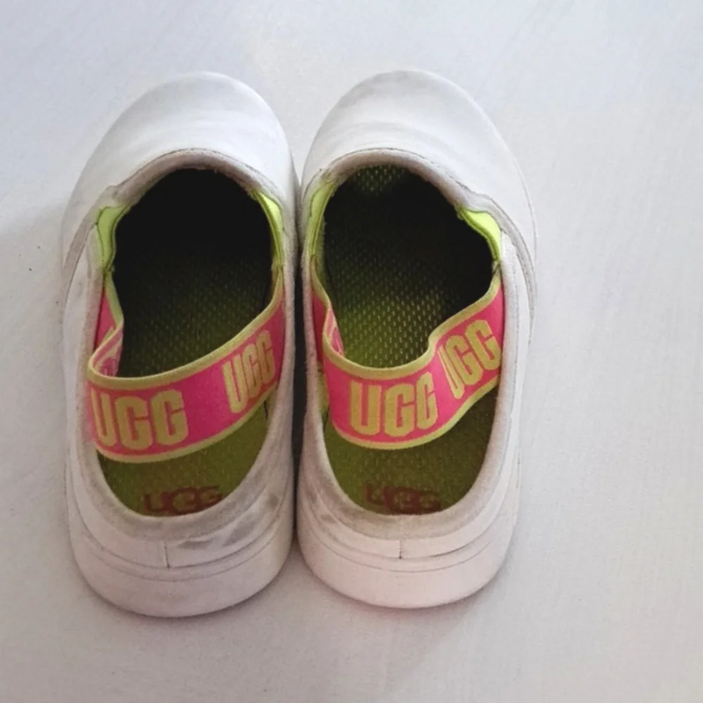 UGG Aivey Girls Slingback Sneakers – White Leather Slip-On Shoes, Kids Size 4 - Picture 3 of 6